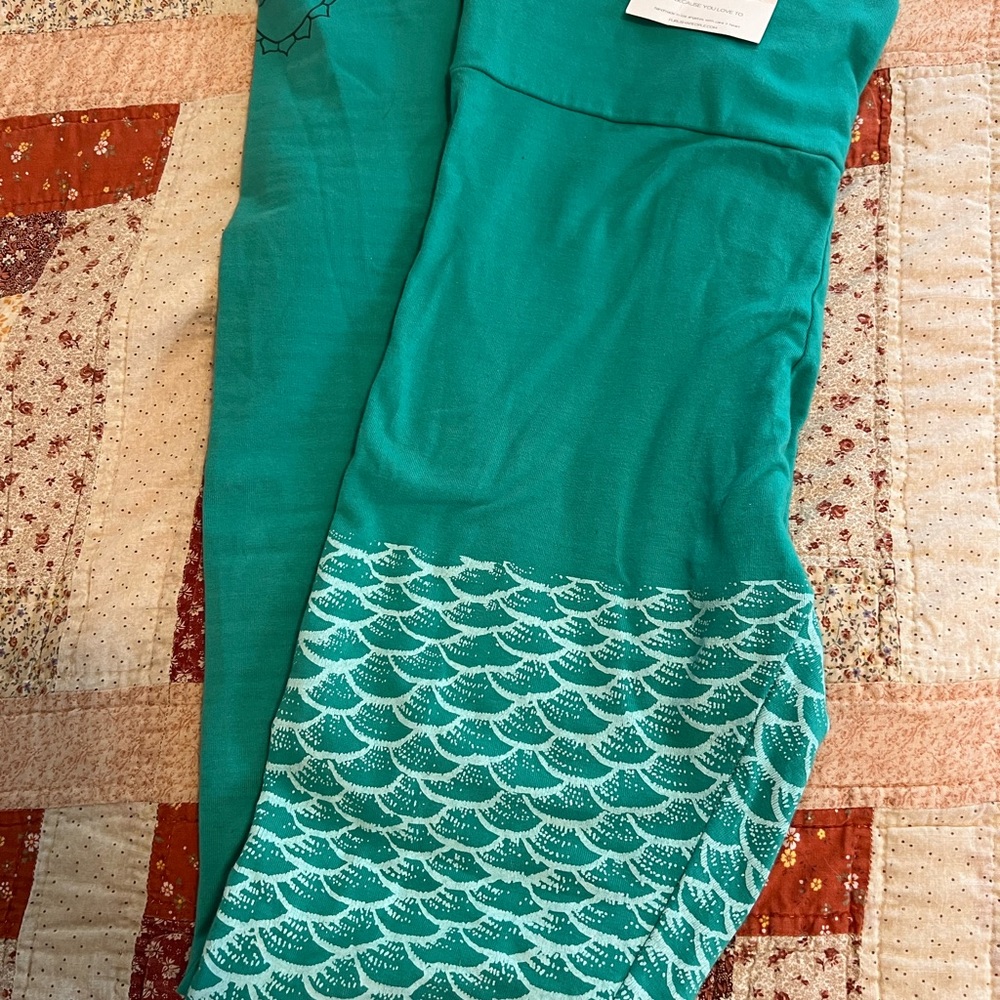 Green Mermaid Scale Leggings - Picture 5 of 11